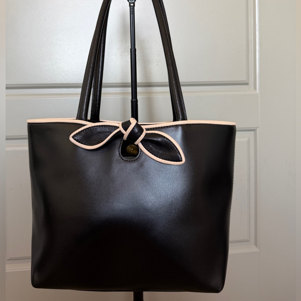 Elegant Black purse with cream details